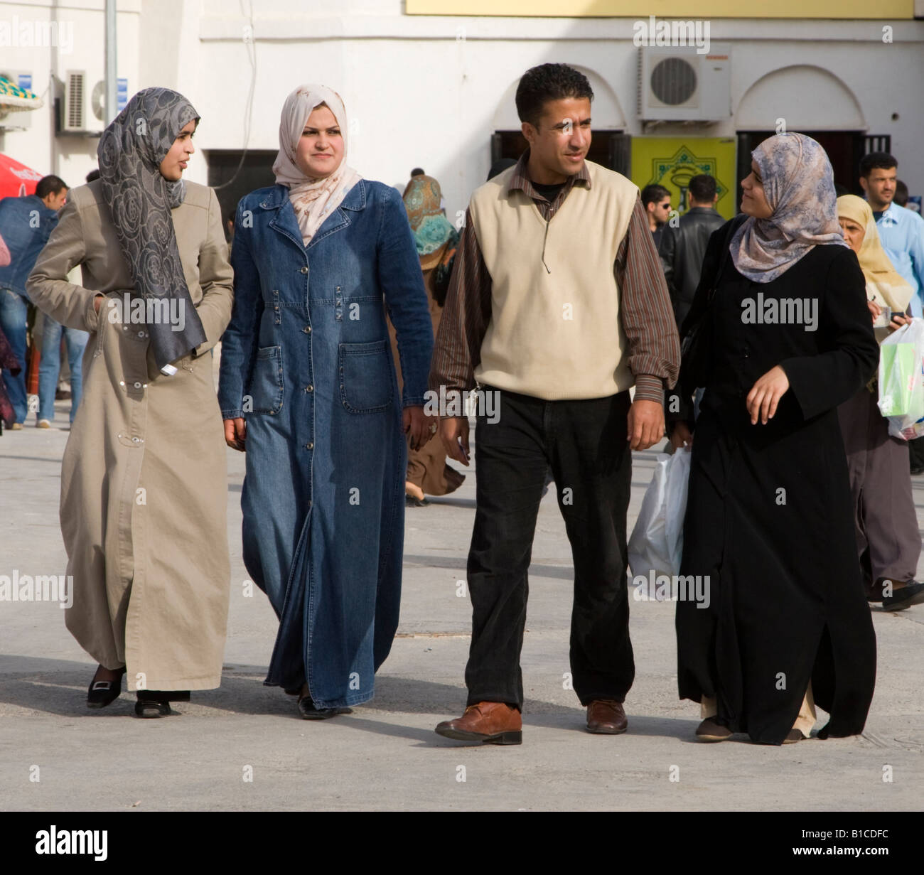 Trípoli, Libia, el Norte de África. Hombre, Las mujeres libias en la Feria  Internacional de Comercio. Trajes típicos estilos Fotografía de stock -  Alamy