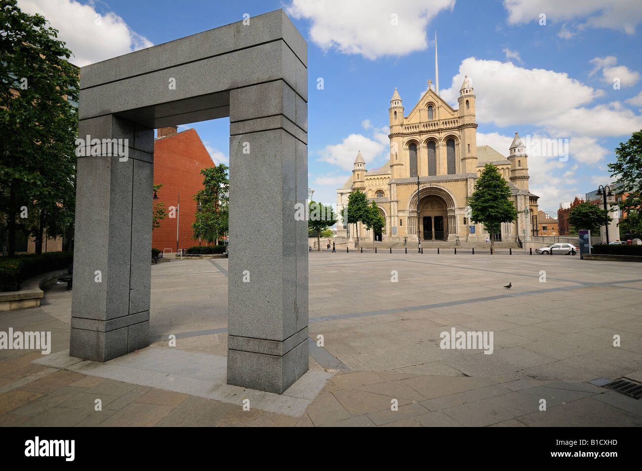 La Catedral de St Annes Belfast desde plaza escritores Foto de stock