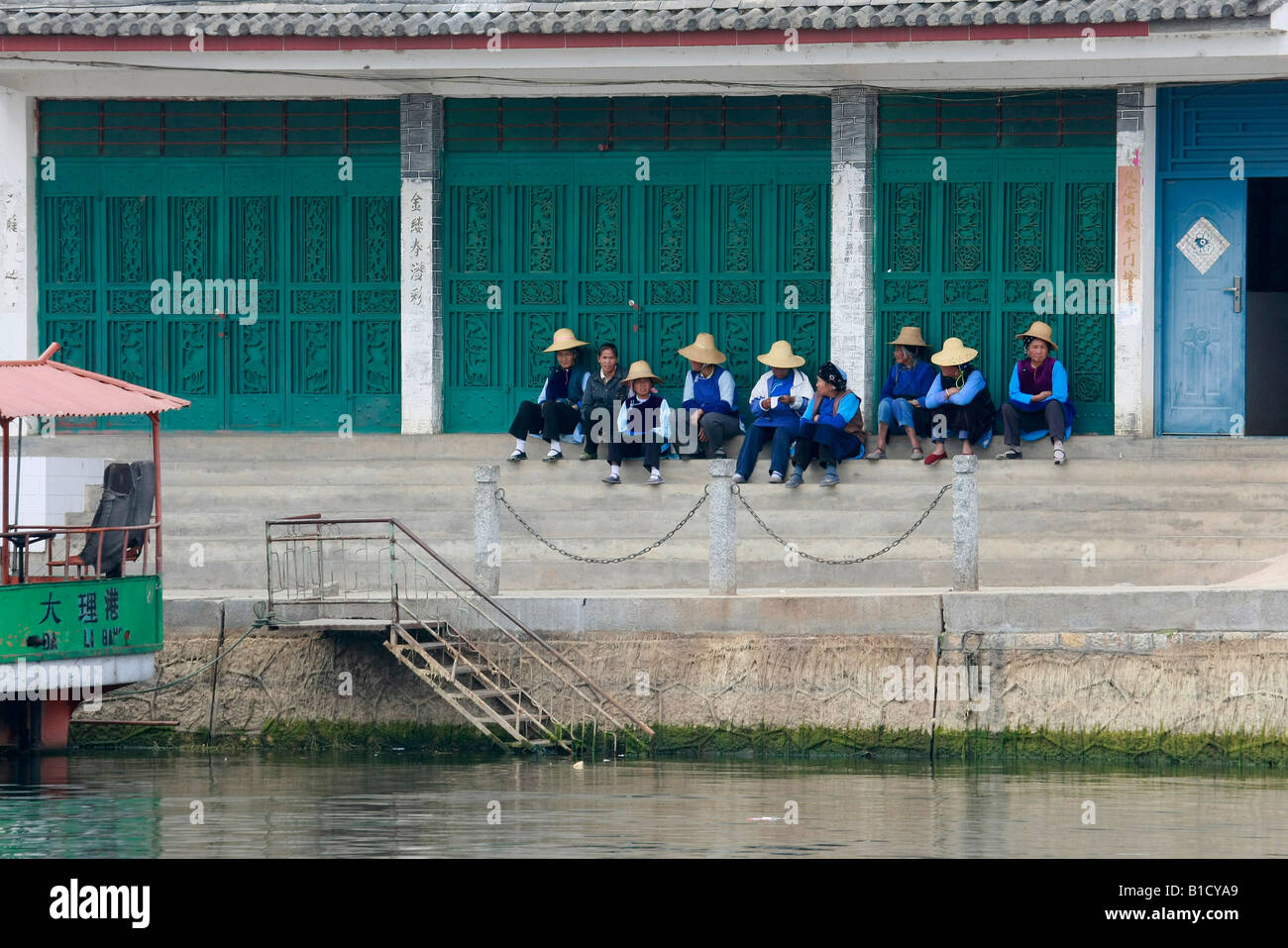 Personas de la minoría Bai en muelle en Isla Jinsuo, el Lago Erhai, Dali, Yunnan, China. Foto de stock
