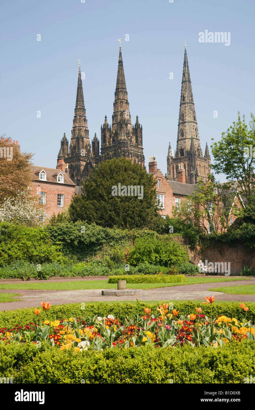 Lichfield, Staffordshire Inglaterra tres pináculos de la catedral del siglo XIII de St Mary y St Chad a través de Memorial Gardens Foto de stock