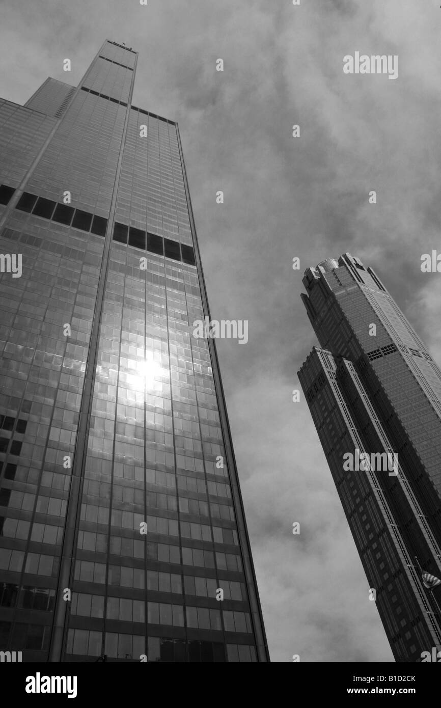 Mirando hacia la Torre Sears de Chicago. Foto de stock