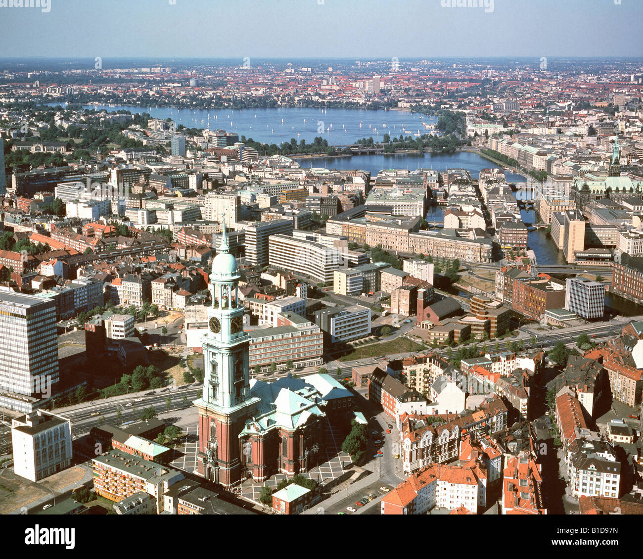 DE - Hamburgo: el centro de la ciudad y el río Alster desde el aire Foto de stock