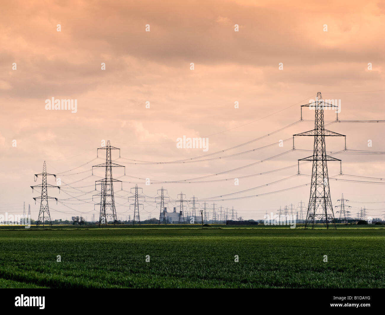 Torres eléctricas UK con líneas eléctricas en Keadby, Norte de Lincolnshire, Reino Unido Foto de stock