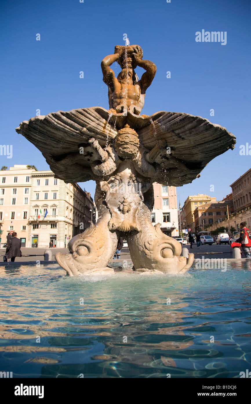 Fuente Triton de la plaza Barberini, Roma Italia sol brillante Foto de stock