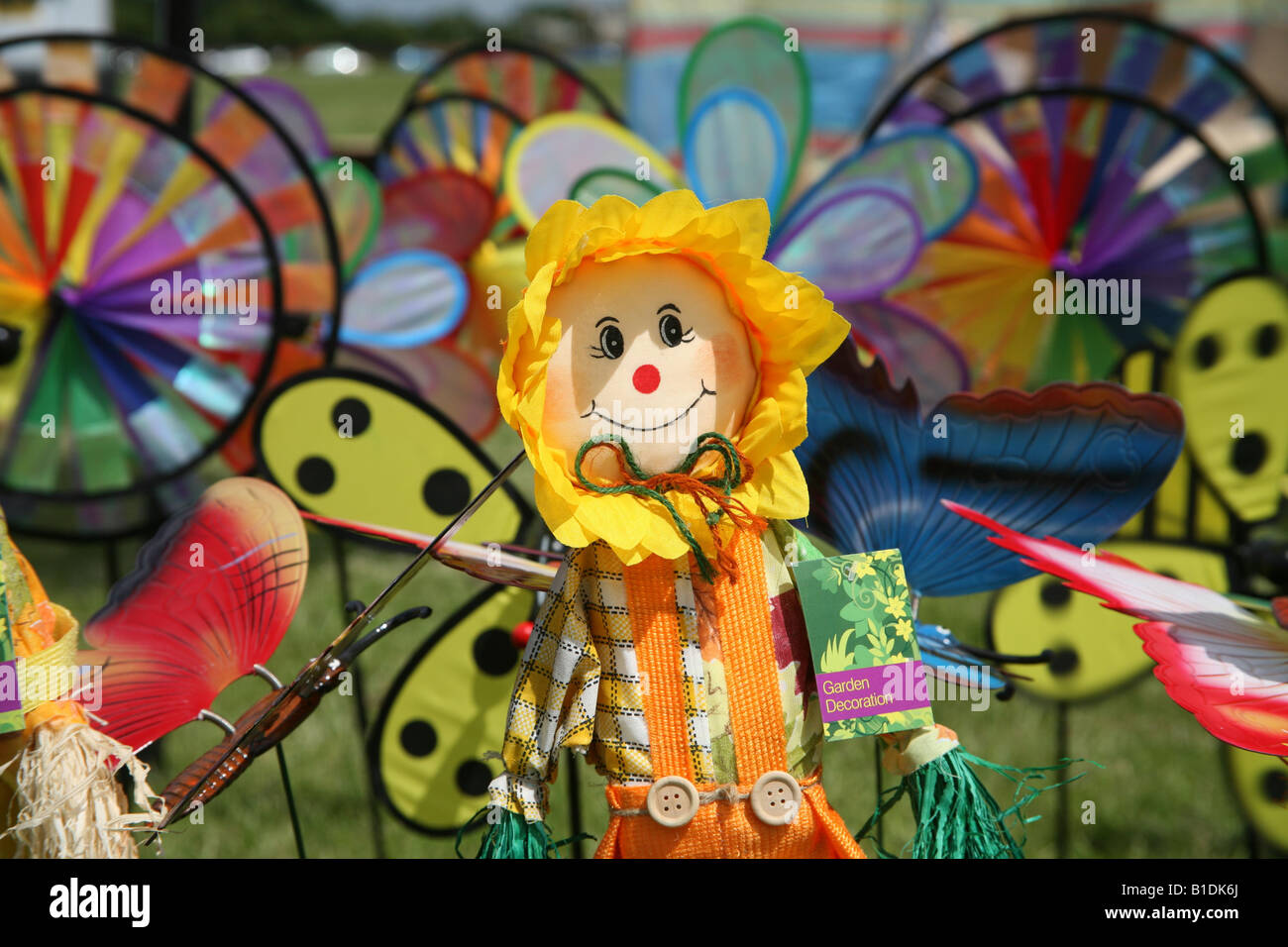 Una muñeca y las paletas de viento en el festival de cometas de Blackheath Lewisham London Foto de stock