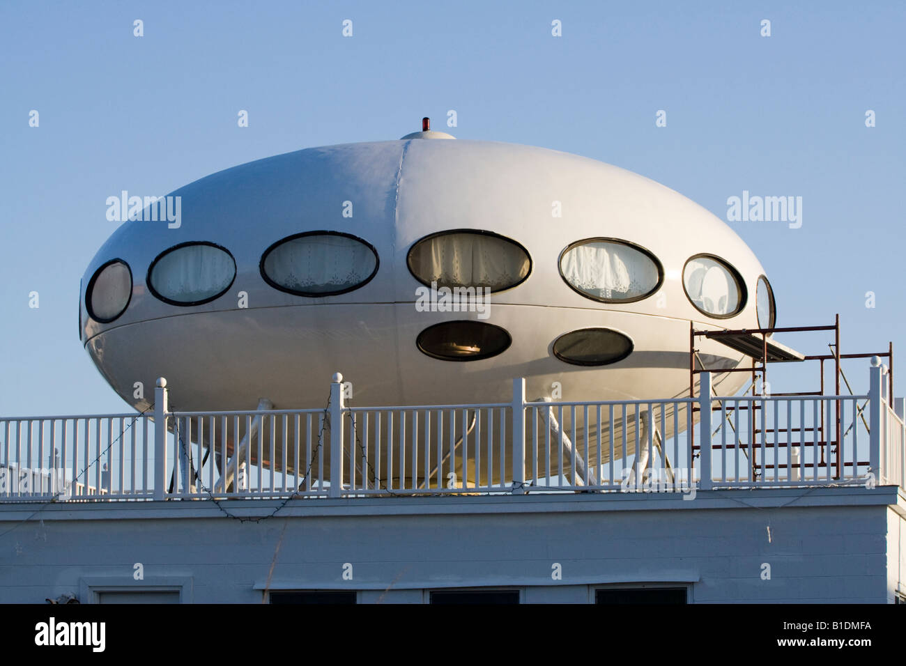 Futuro nave espacial casa en Pensacola, FL casa prefabricada diseñado por Matti Suuronen Foto de stock