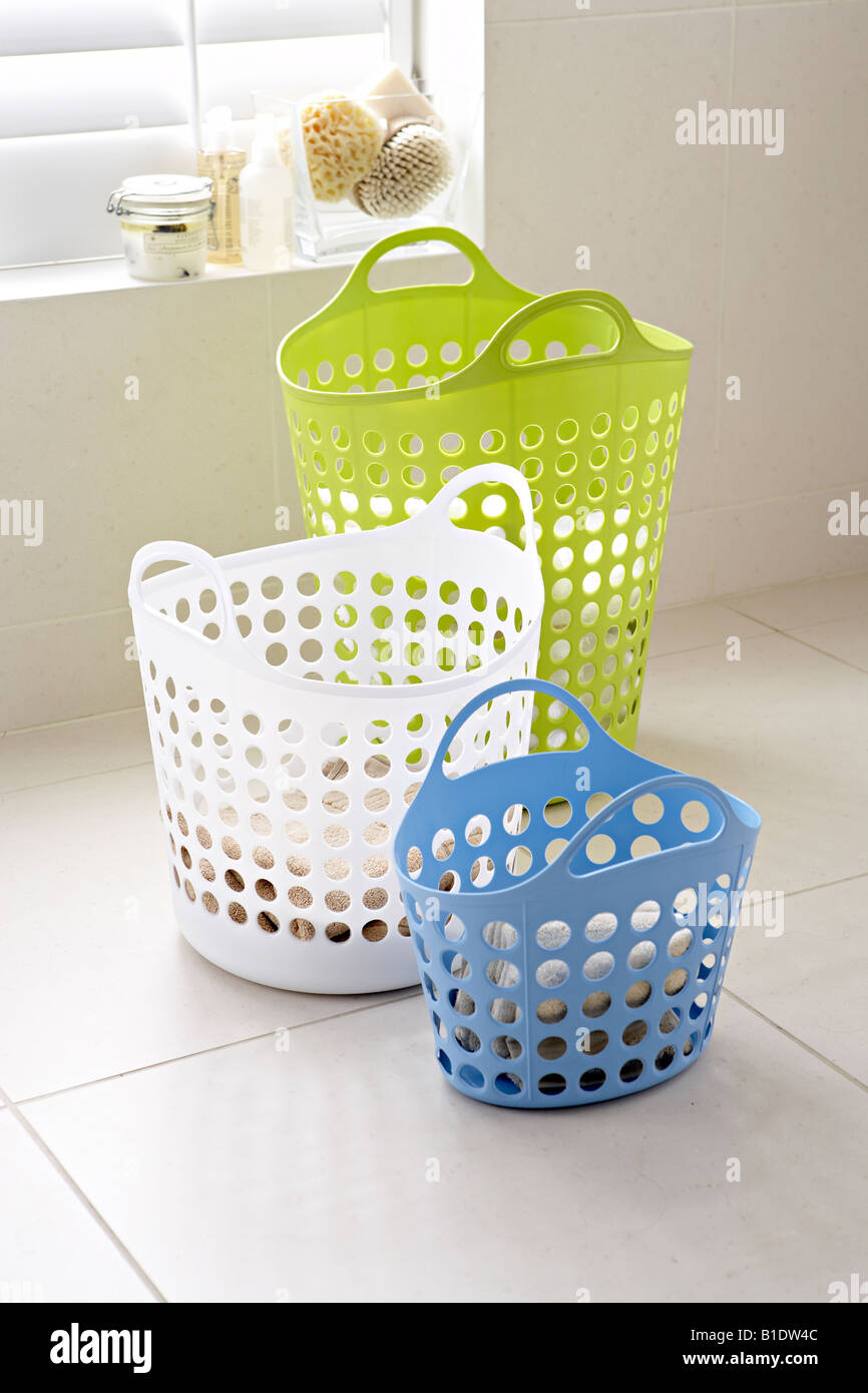 Tres canastas de lavandería baño Fotografía de stock - Alamy