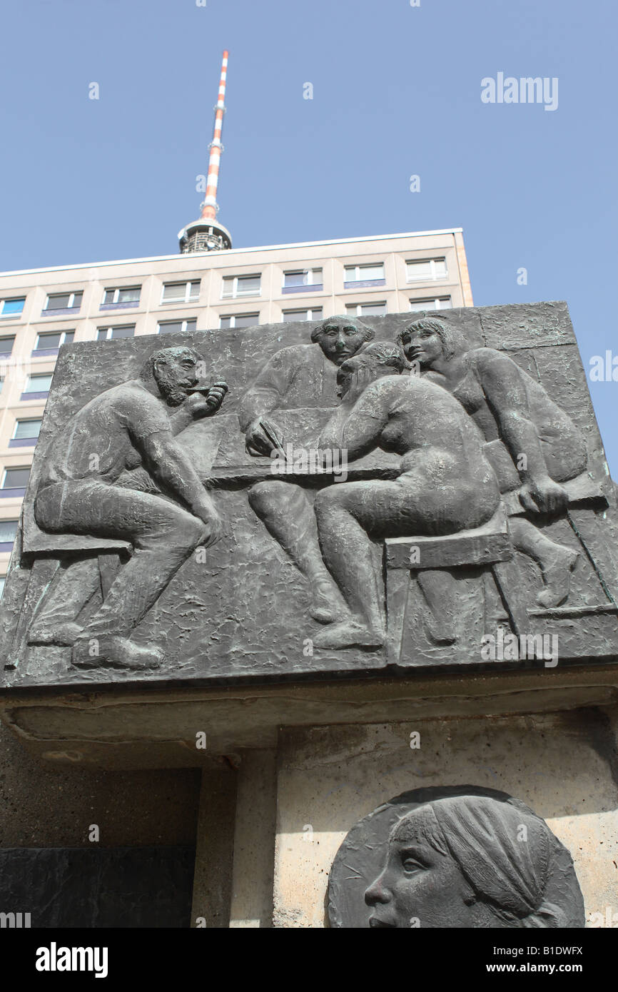 Berlín Alemania antigua RDA realismo social monumento a Alexanderplatz adyacentes Foto de stock