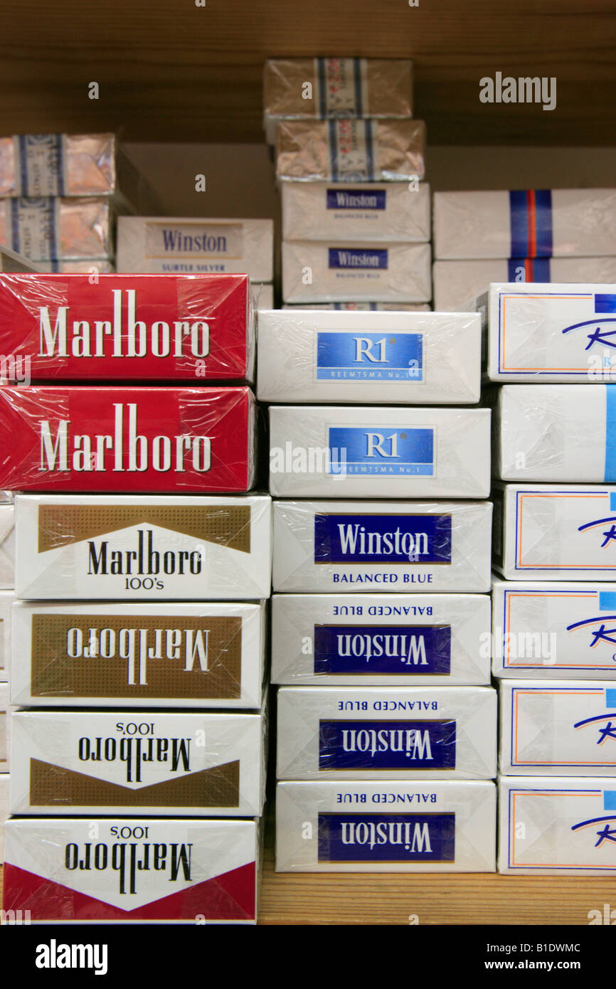 Grecia Creta paquetes de cigarrillos a la venta en una tienda Fotografía de  stock - Alamy