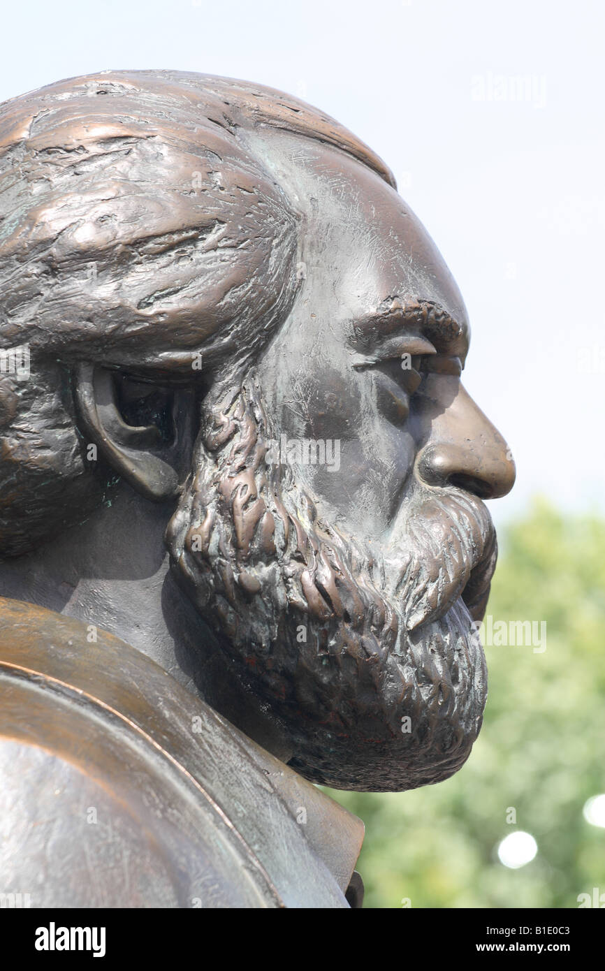 KARL MARX Estatua del teórico político alemán con su amigo y colega,  Friedrich Engels (1820-95), en algún lugar de Rusia Fotografía de stock -  Alamy