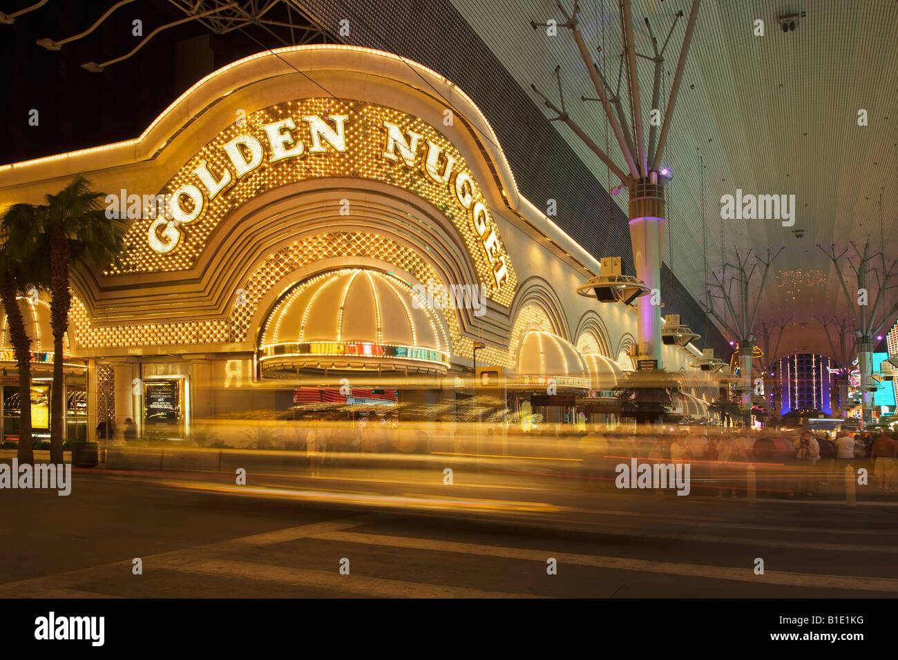 El famoso Old Las Vegas Strip con el Golden Nugget Casino a lo largo de la calle Fremont, en Las Vegas, en Nevada Foto de stock