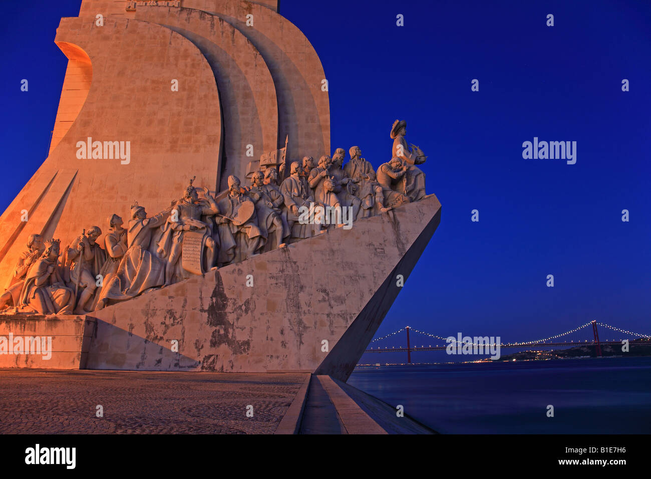 Padrao dos Descobrimentos durante la noche, memorial marinera, Lisboa, Portugal Foto de stock