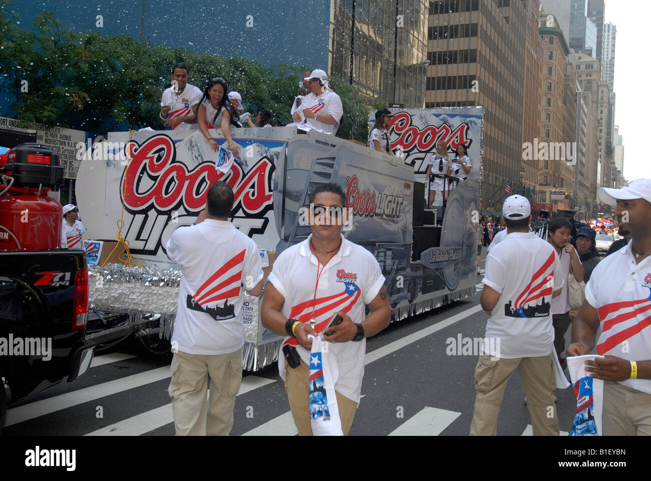 Coors Brewery utiliza un flotador para anunciar en el 13º concurso anual del desfile del Día Nacional de Puerto Rico en Nueva York en la Quinta Avenida Foto de stock