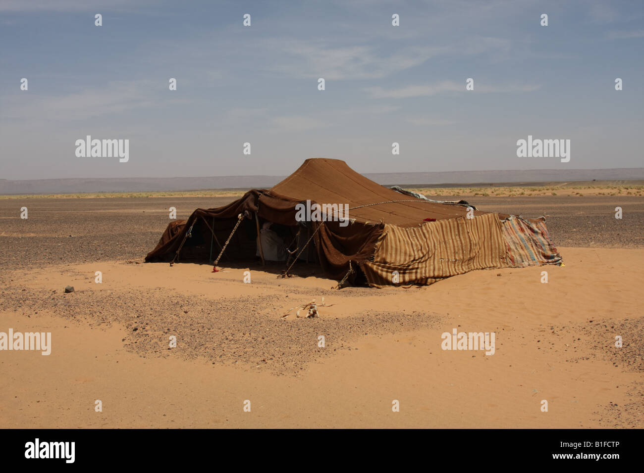 Una carpa en el desierto marroquí bedhouin Fotografía de stock - Alamy