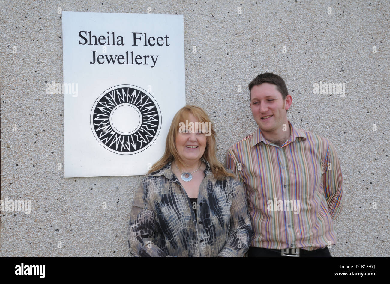 El diseñador de joyas de Orkney, Sheila flota, y su hijo, Martin, quien le  ayuda a dirigir su negocio en crecimiento Fotografía de stock - Alamy
