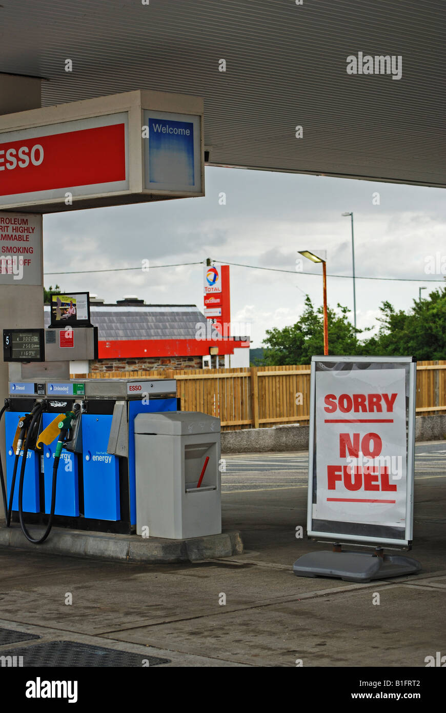 Un signo de la falta de combustible en una gasolinera de explanada Foto de stock