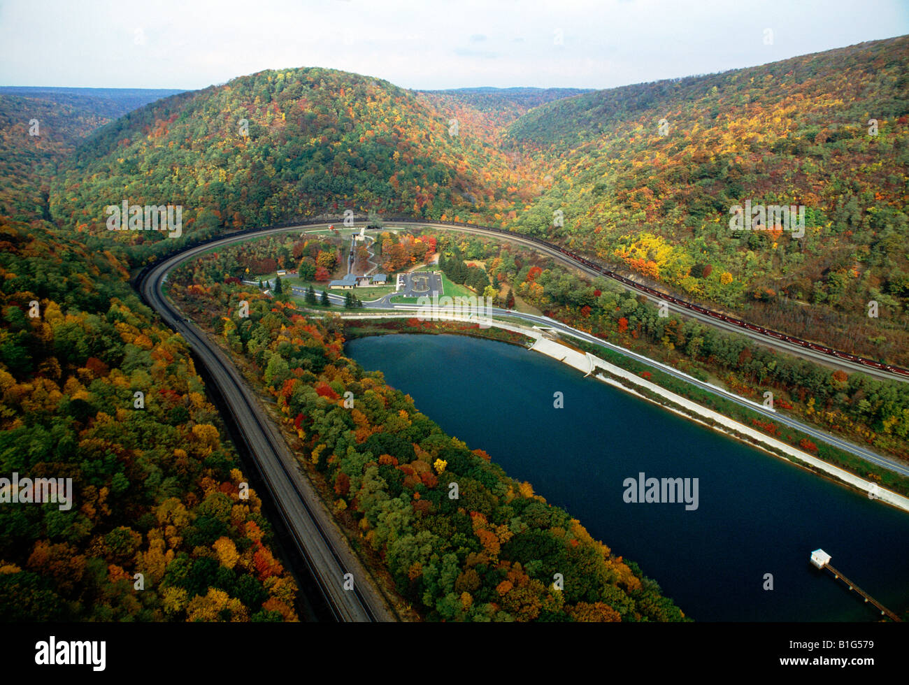Vista aérea de la curva en forma de herradura con colorido follaje de otoño Foto de stock