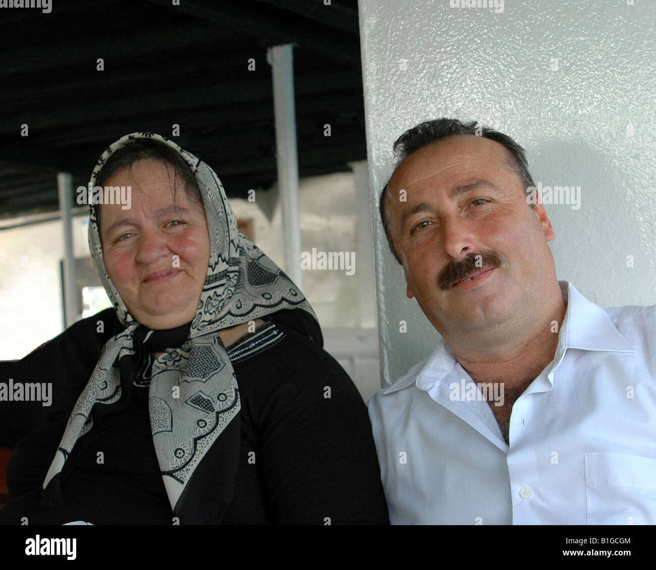 El esposo y la esposa en Ferry del Bósforo Estambul Turquia Foto de stock