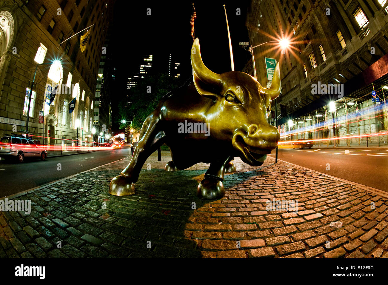 El toro de Wall Street en la noche Fotografía de stock Alamy
