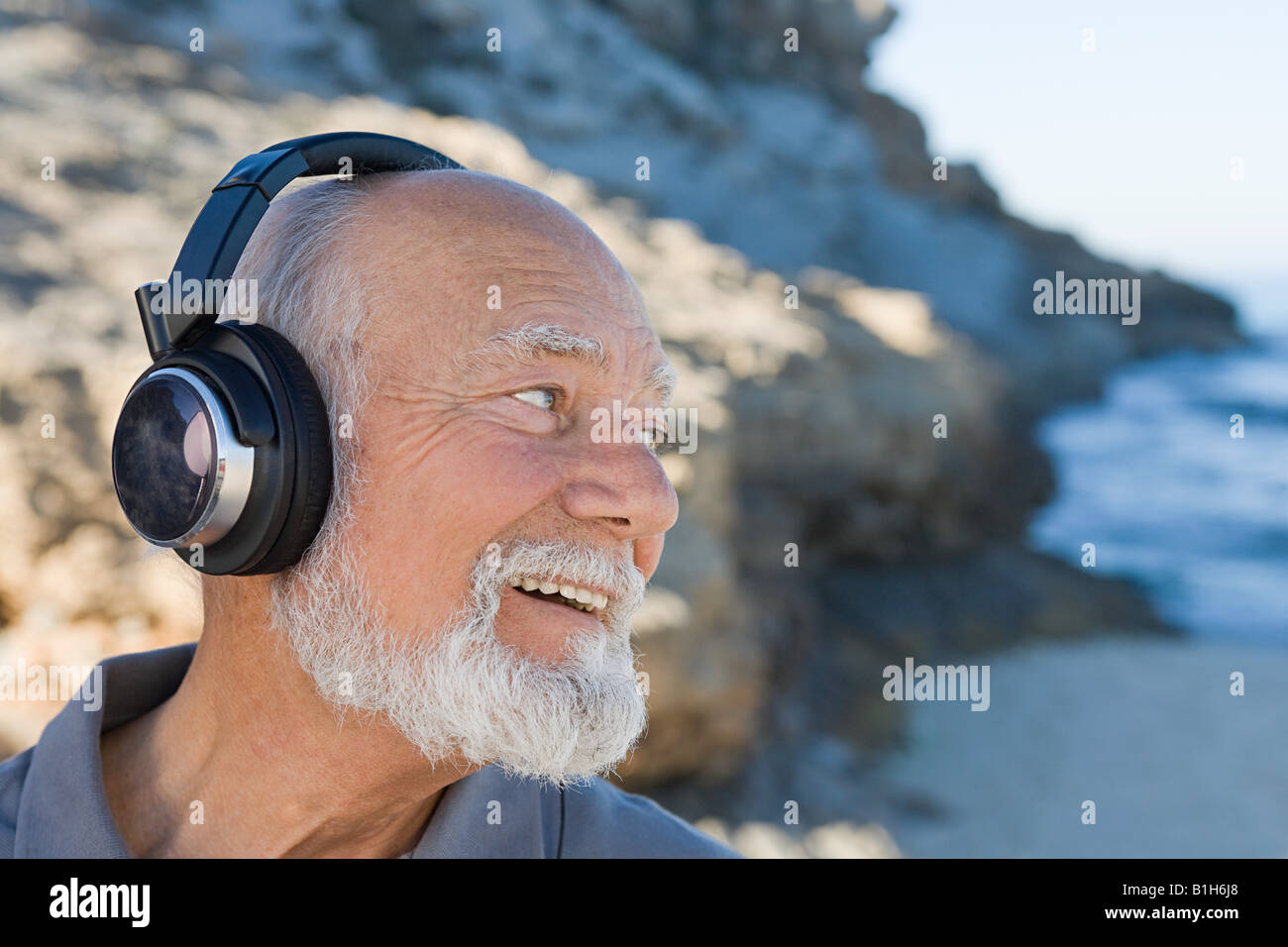 Hombre Senior escuchando música Foto de stock