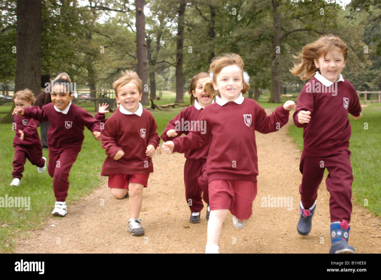 La escuela los niños corriendo por un parque Foto de stock