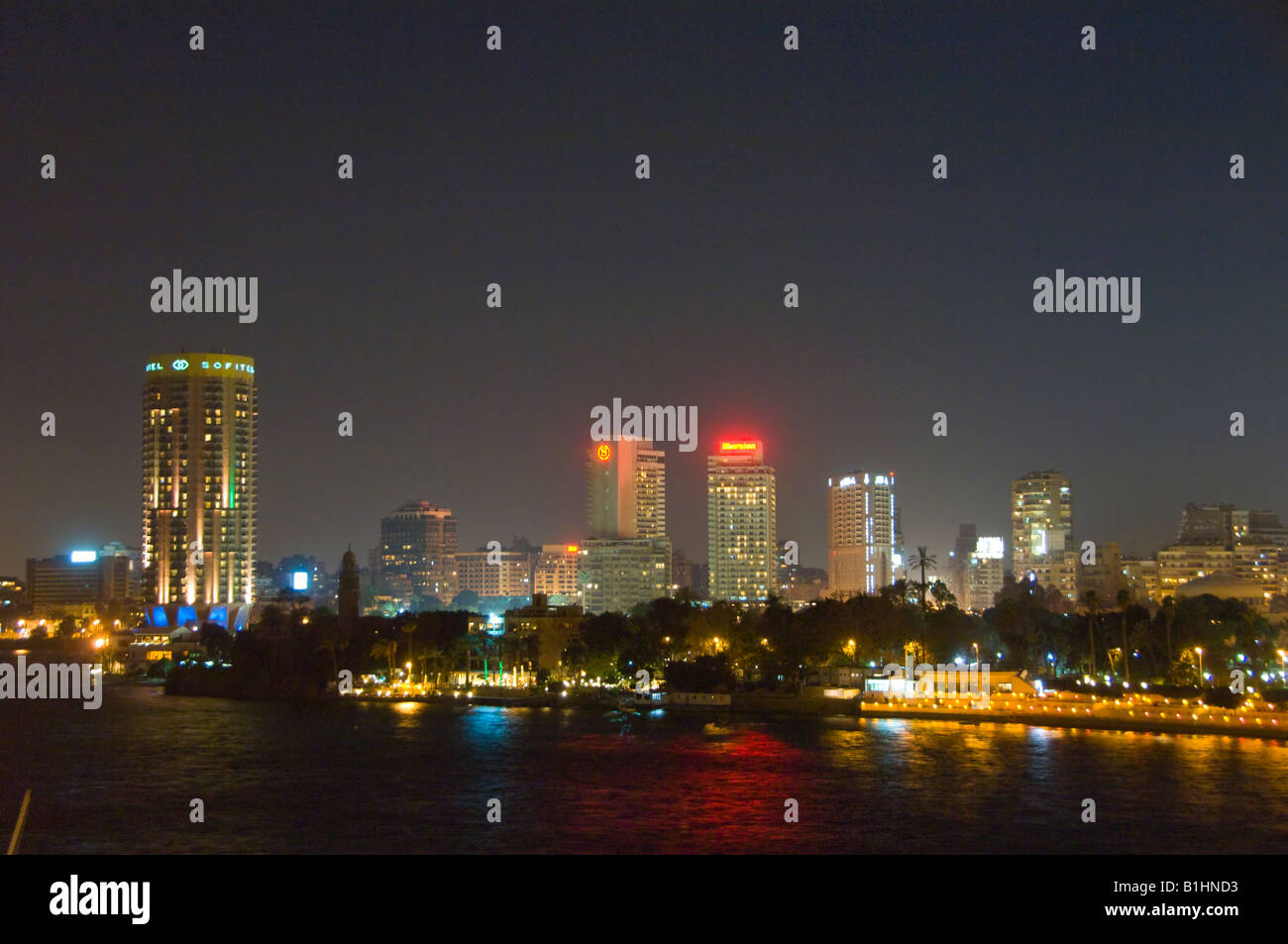 El Cairo, Egipto skyline con altos edificios iluminados al atardecer Foto de stock