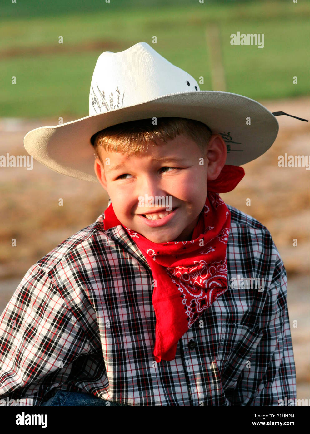 Niño En Sombrero De Vaquero Foto de archivo - Imagen de cubo, rojo: 23187458