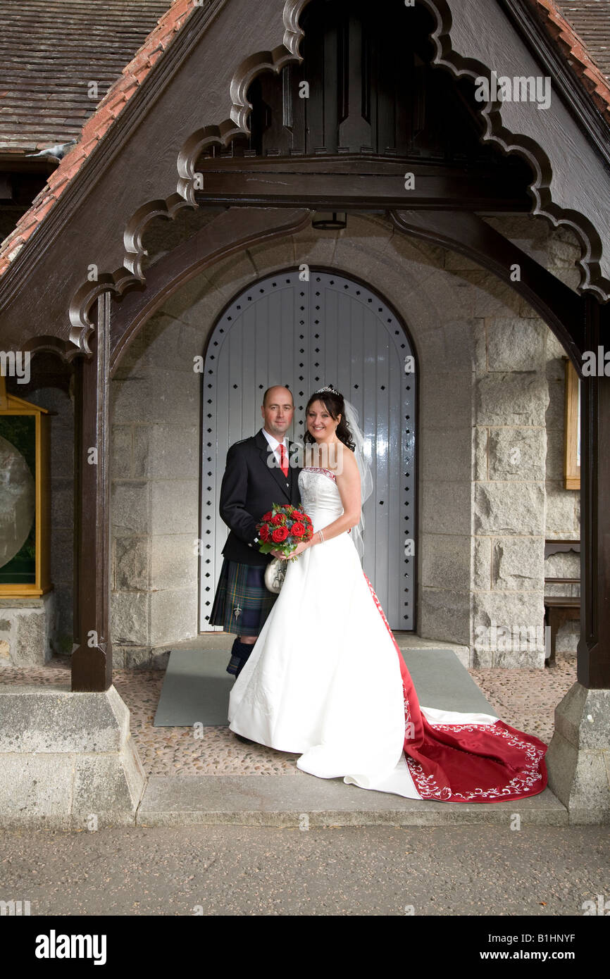 Recién casados en Crathie Iglesia o Kirk, aberdeenshire, Escocia, Reino Unido Foto de stock