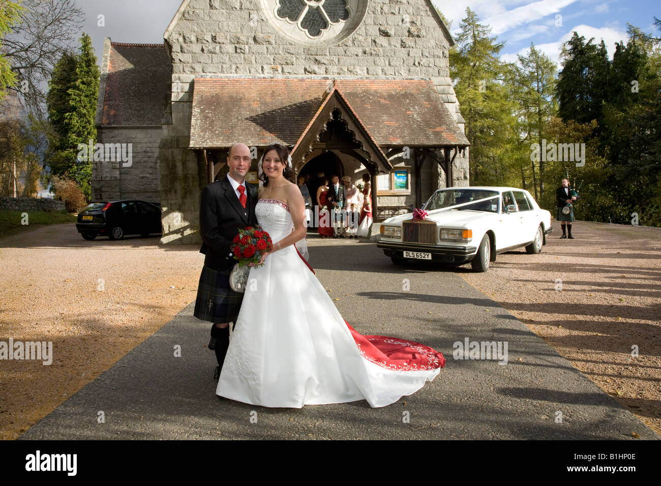 Recién casados en Crathie Churck o Kirk, Balmoral, Escocia, Reino Unido Foto de stock