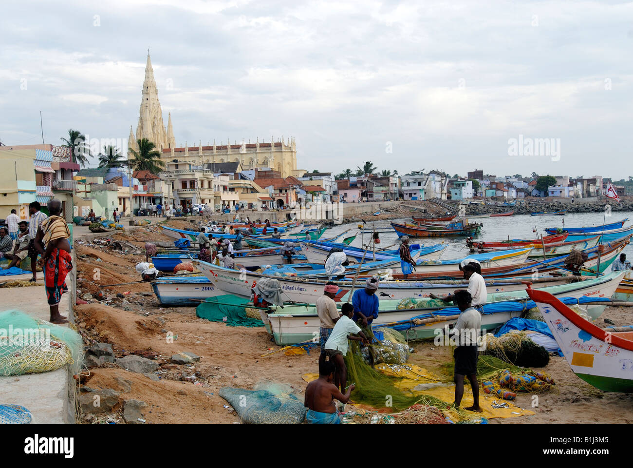 Barcos de pesca en un puerto en la puerta de una iglesia, Nuestra Señora de La Merced, Kanyakumari, Tamil Nadu, India Foto de stock