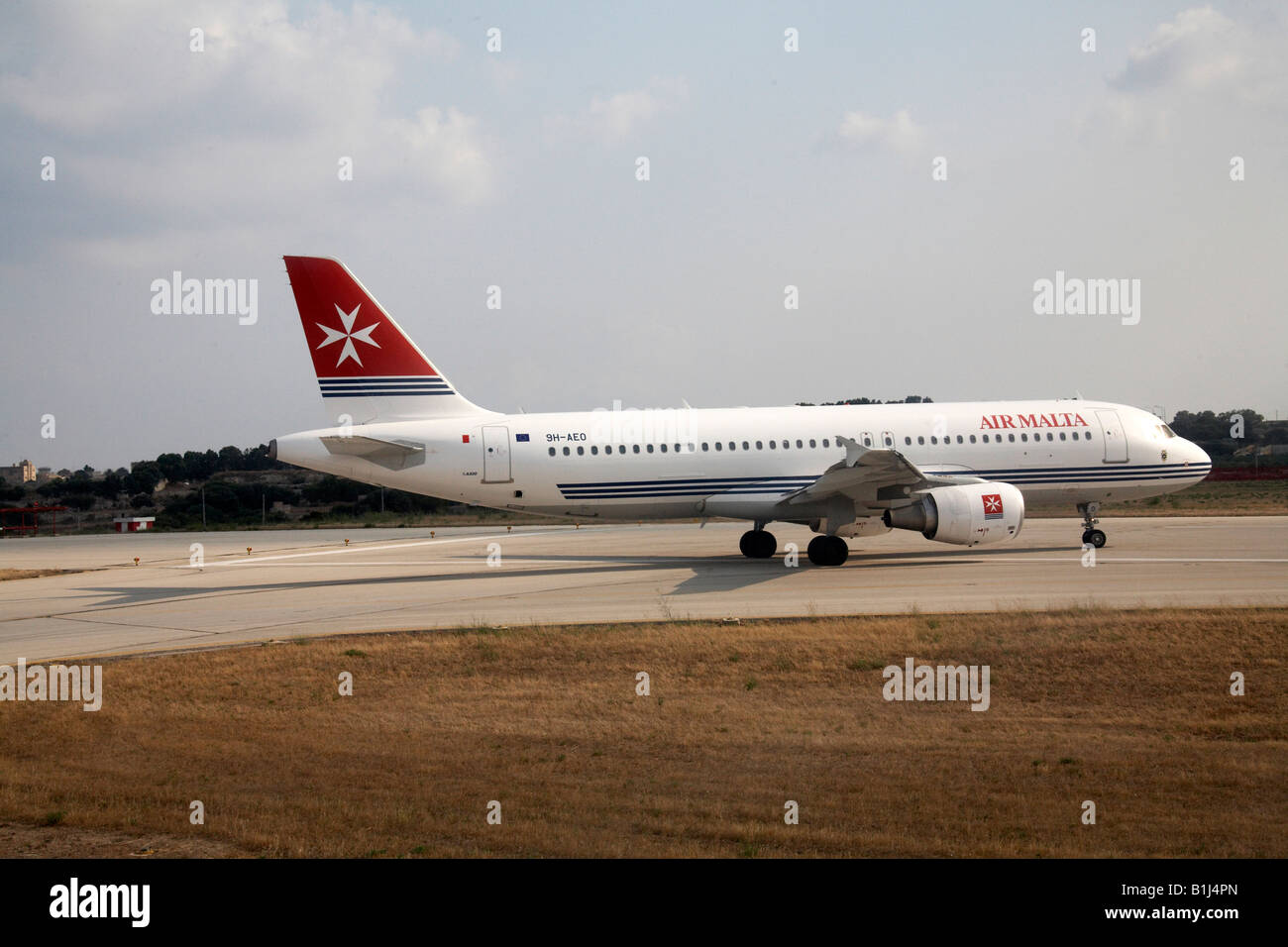 Airbus A320 de Air Malta 214 aviones de rodadura en pista de rodaje en el Aeropuerto Internacional de Malta Foto de stock