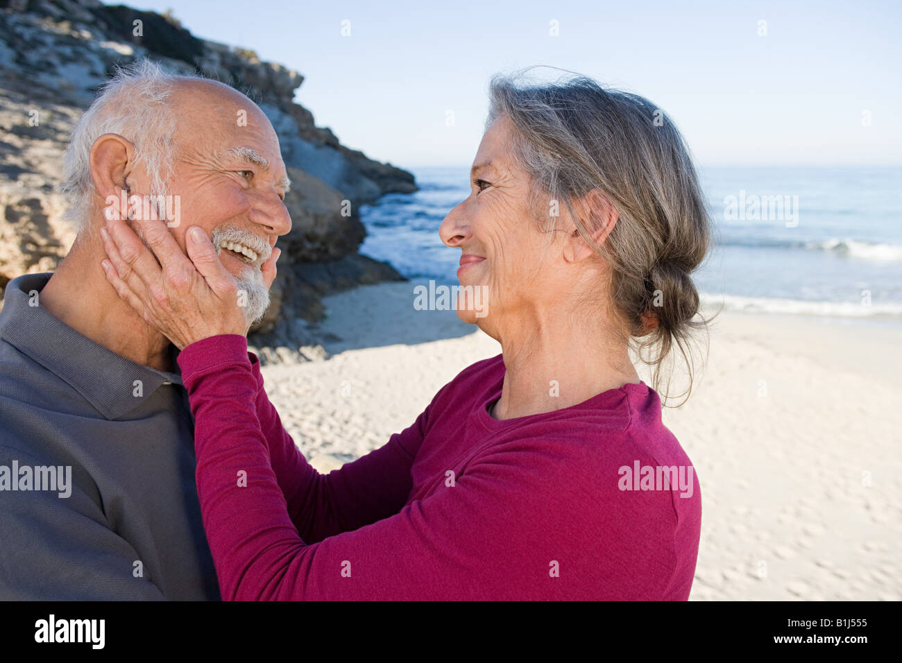 Feliz pareja senior en la playa Foto de stock