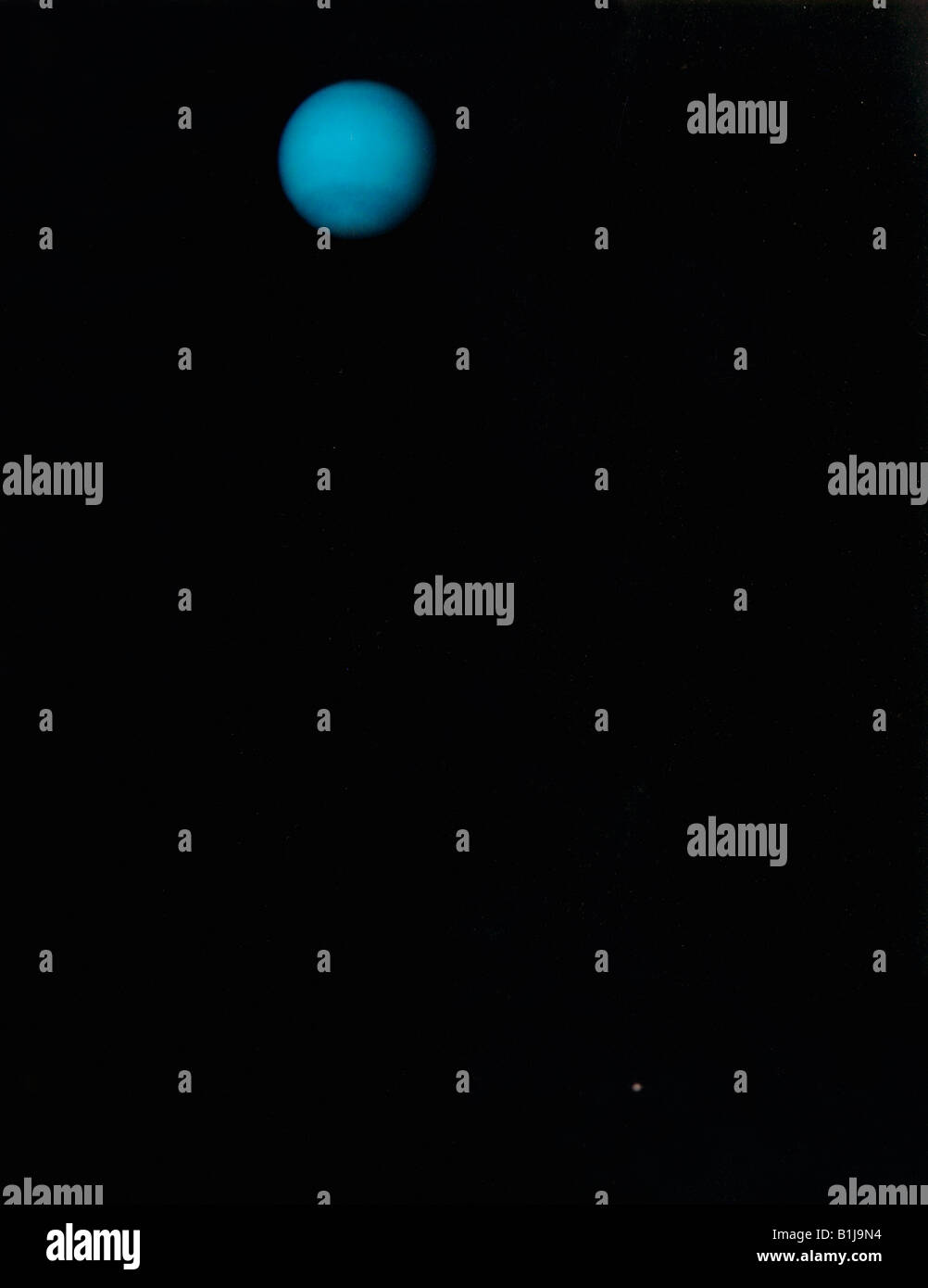 El Planeta Neptuno y su luna Tritón Foto de stock