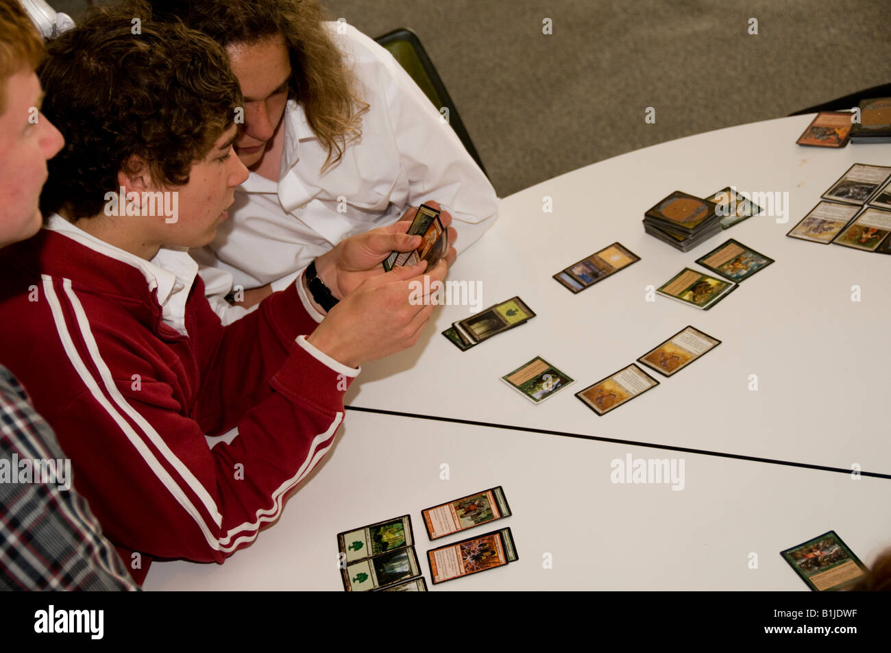 Dos muchachos adolescentes jugando Magic The Gathering juego de cartas coleccionables Foto de stock