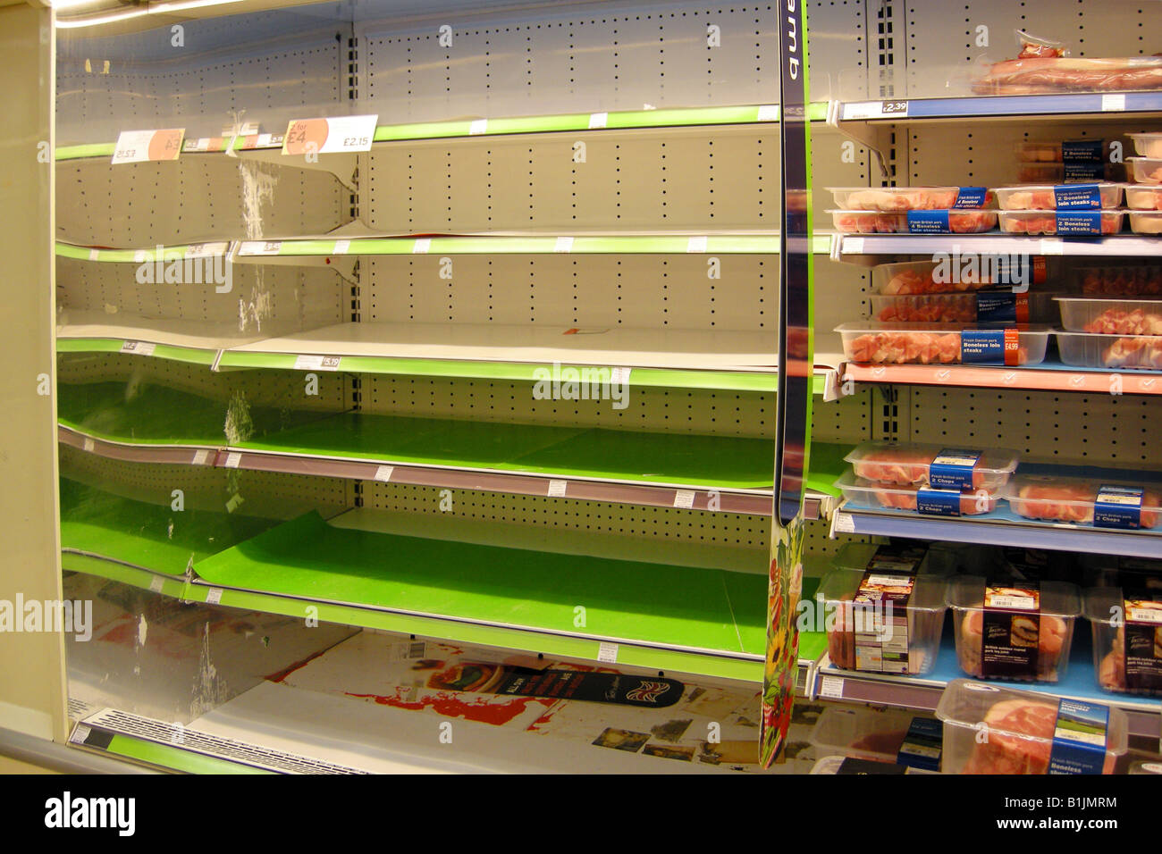 Los estantes vacíos en un supermercado debido a entregas no causado por la huelga Foto de stock