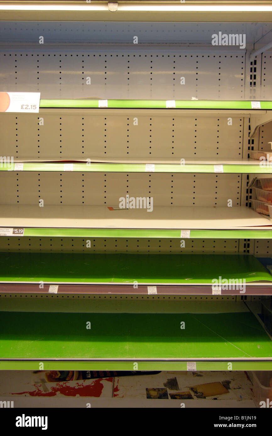 Los estantes vacíos en un supermercado debido a entregas no causado por la huelga Foto de stock
