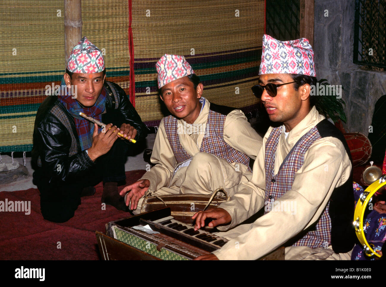 Nepal Pokhara cultura músicos en trajes tradicionales Foto de stock
