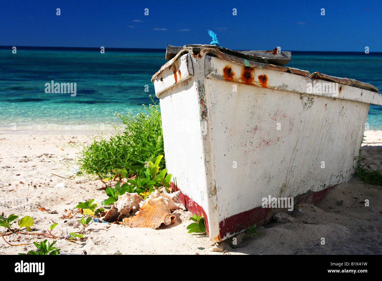 Barco sobre la playa en el Grand Turk Foto de stock