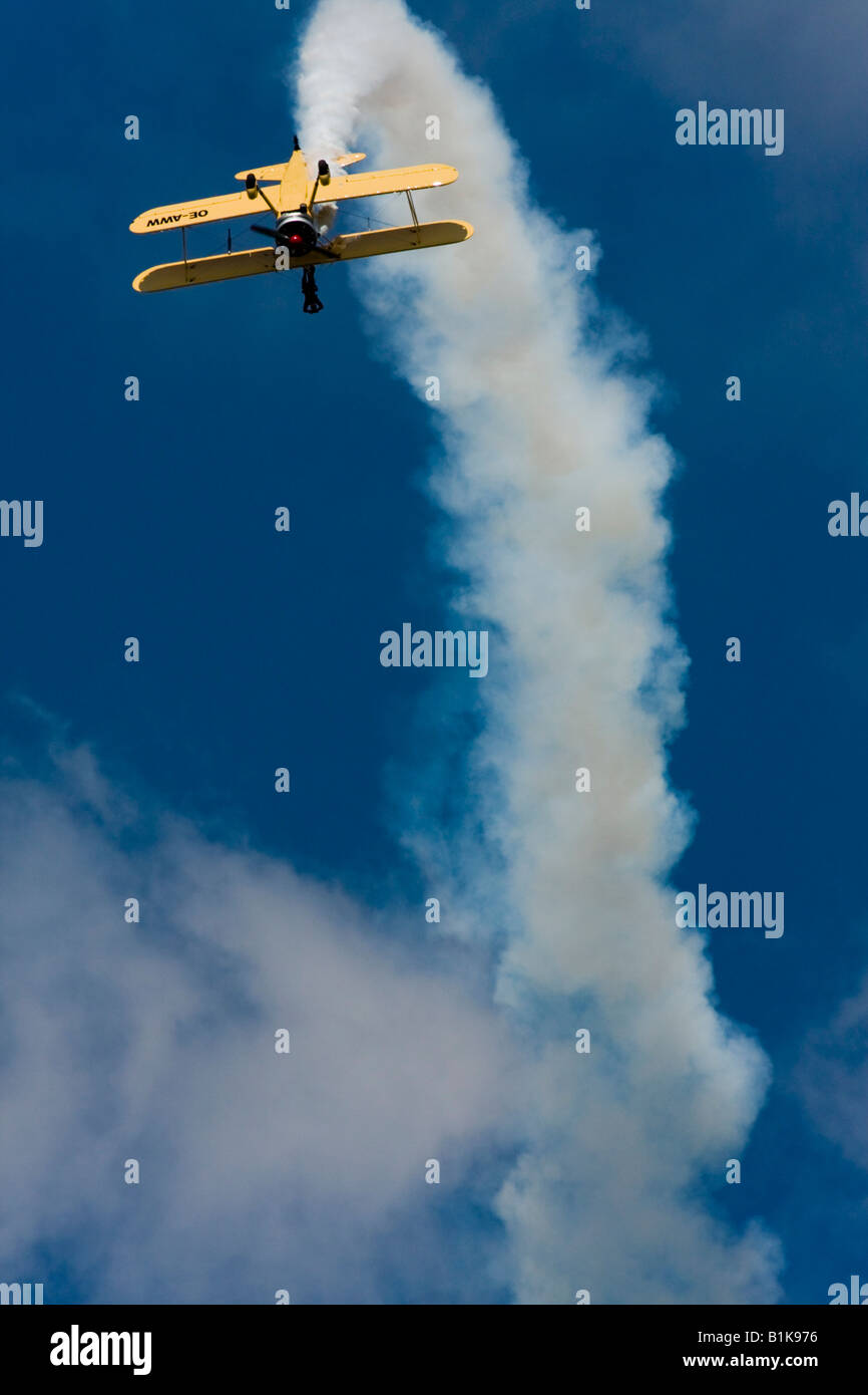 Stunt invertida volando con mucho humo, Boeing Kaydet N2S-5 (E75) OE-AWW Airshow Maribor, Eslovenia 2008 Junio 15, 2008 Foto de stock
