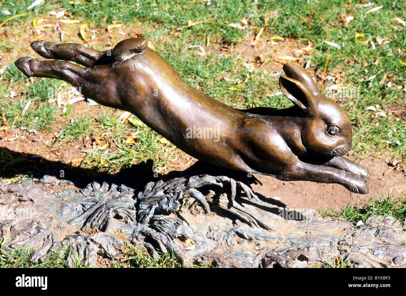 Guildford Alice in Wonderland Conejo figura de bronce Millmead Edwin Russell escultor cerca de River Wey Surrey, Inglaterra Foto de stock