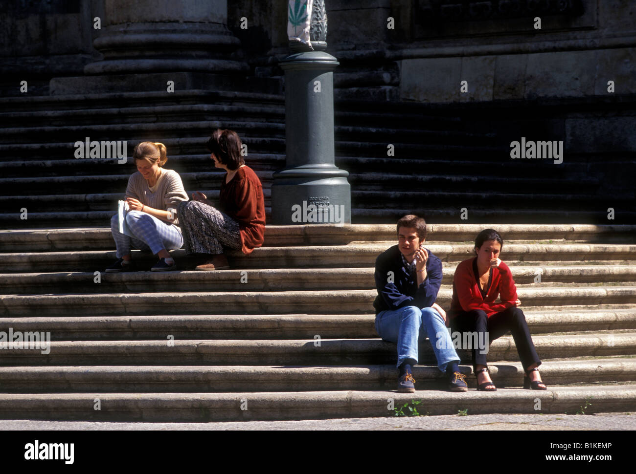 Españoles, estudiantes, hablando, estudiando, Anaya College, Salamanca, provincia de Salamanca, Castilla y León, España, Europa Foto de stock
