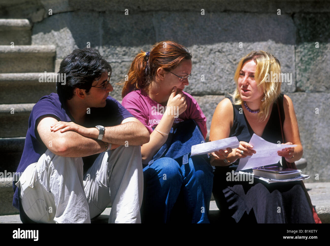 Españoles, estudiantes, hablando, estudiando, Anaya College, Salamanca, provincia de Salamanca, Castilla y León, España, Europa Foto de stock