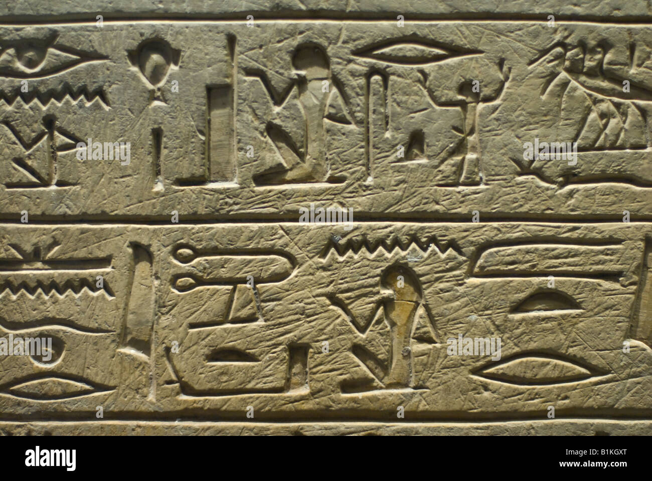 Los antiguos jeroglíficos en el Museo del Louvre en París Francia Foto de stock