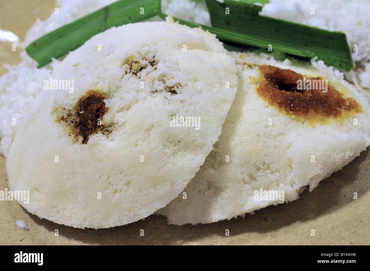 Putu piring malayo dulce de harina de arroz al vapor pasteles rellenos con  azúcar de palma y rematada con coco rallado Fotografía de stock - Alamy