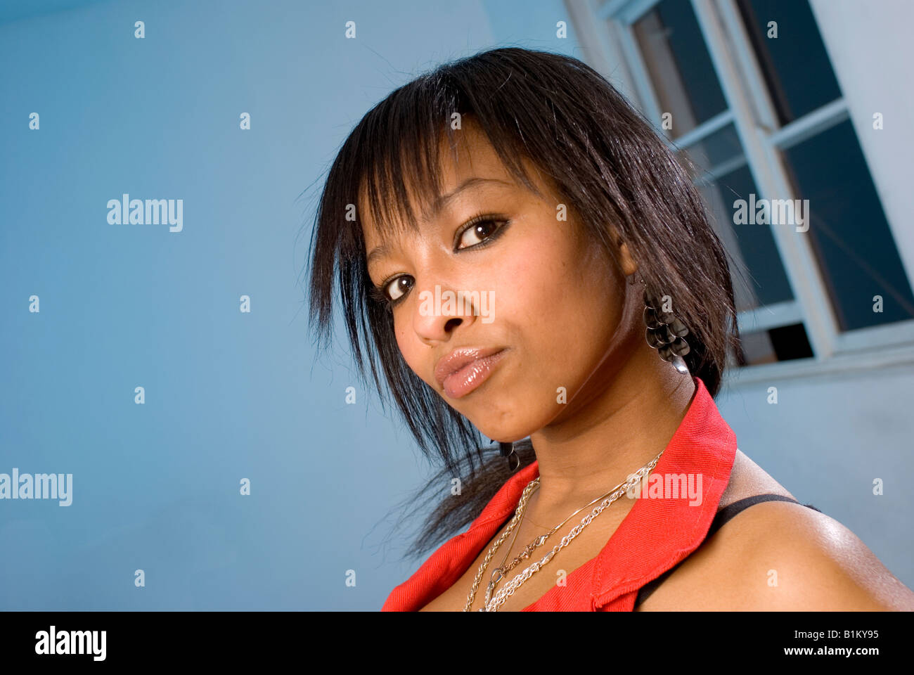 Chica negra africana en el divertido modo retrato Foto de stock