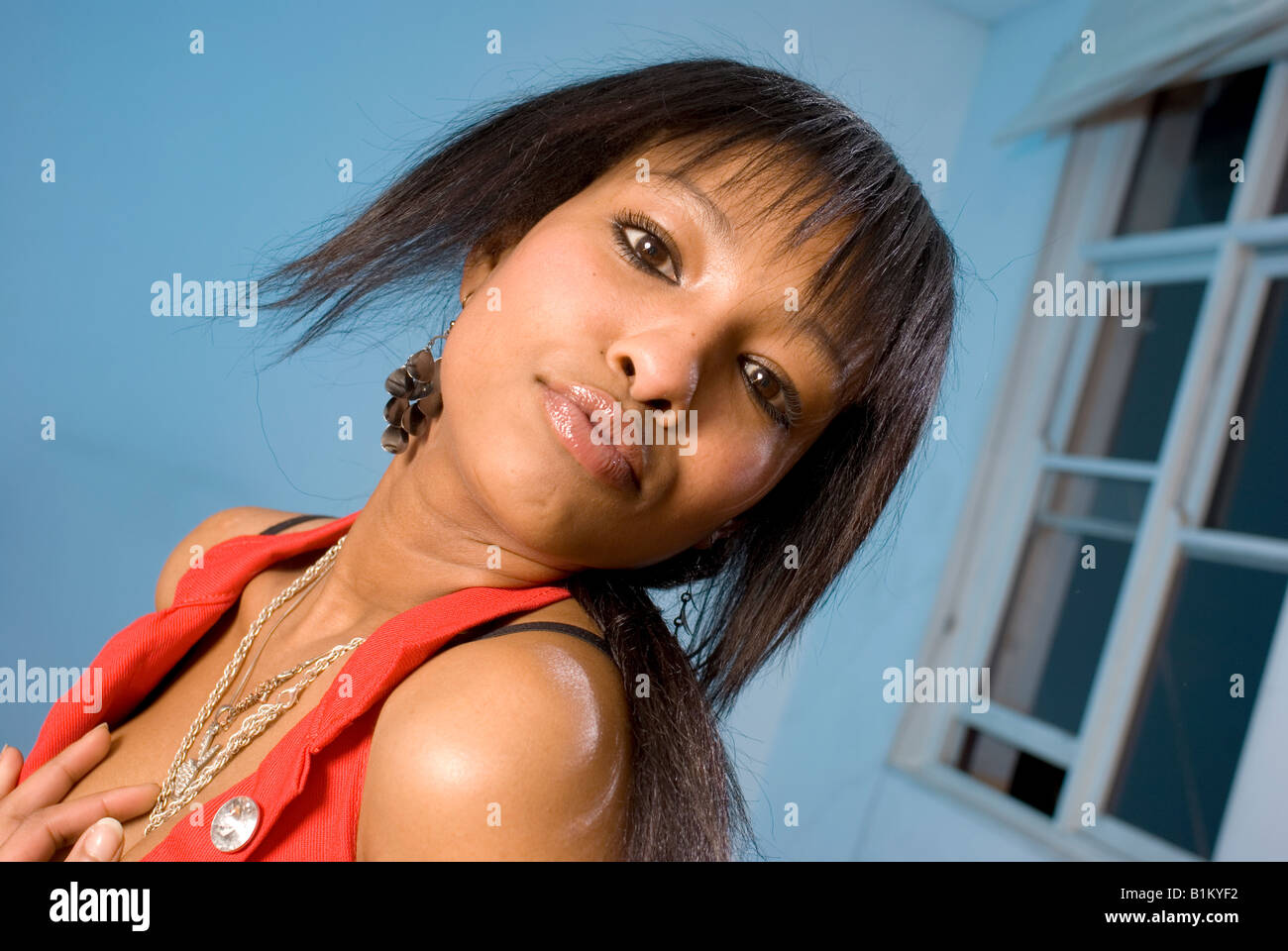 Chica negra africana en el divertido modo retrato Foto de stock