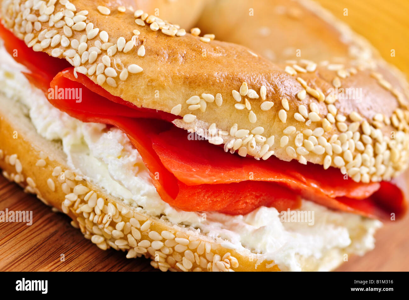 Bagel fresco con salmón ahumado y crema de queso Fotografía de stock Alamy
