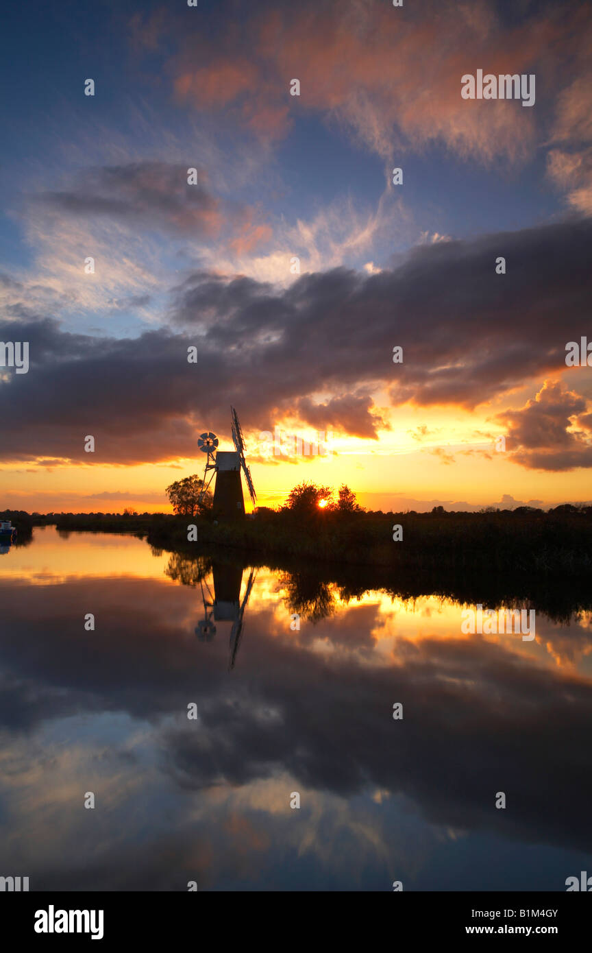 Espectacular atardecer de Turf Fen Windmill reflejando en el río Hormiga en el Norfolk Broads, REINO UNIDO Foto de stock