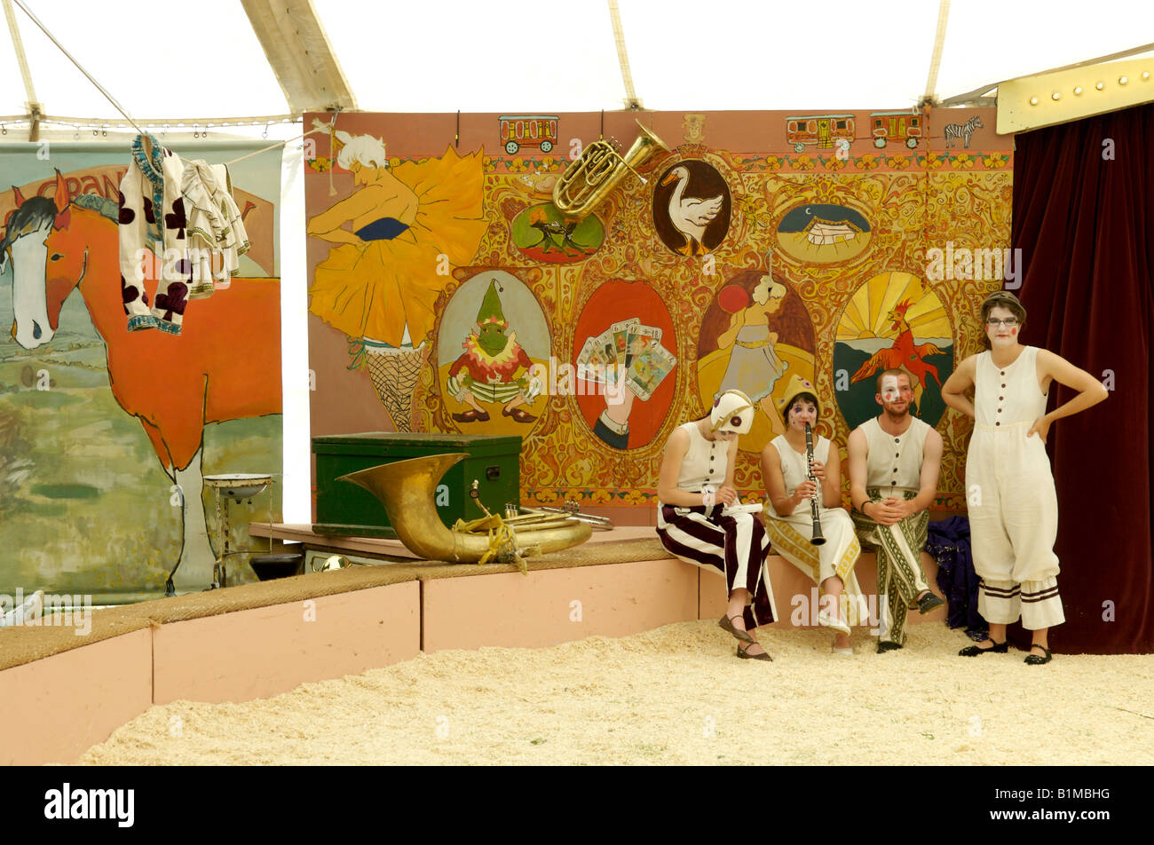 Los artistas intérpretes o ejecutantes de Giffords Circus Foto de stock