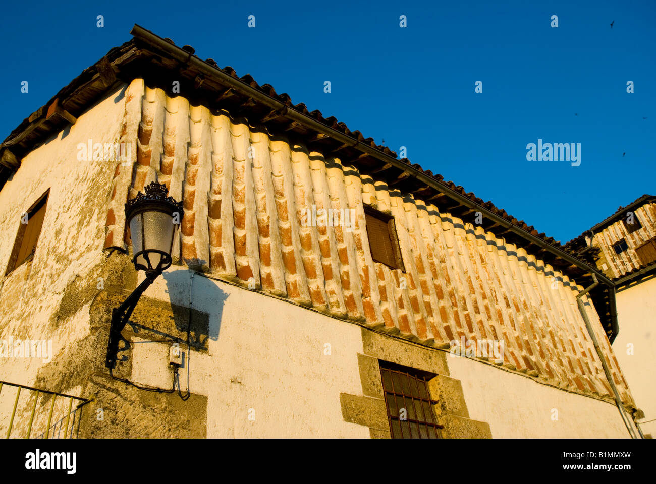 Fachada de azulejos tradicionales en CANDELARIO Salamanca provincia Castilla y León España región Foto de stock